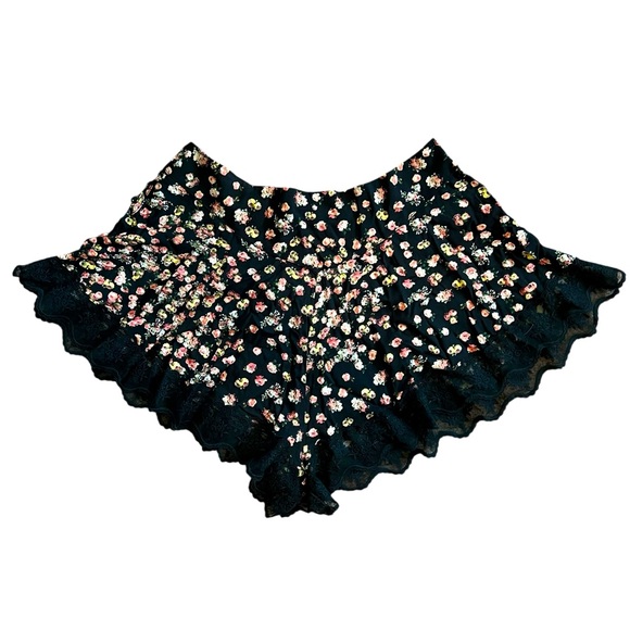 Free People Pants - NWOT FREE PEOPLE Women’s Black Floral Lace Trim Bloomer Shorts Size XS